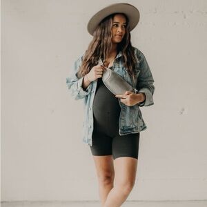 Meet Ella, The Essential Sling west von dark grey